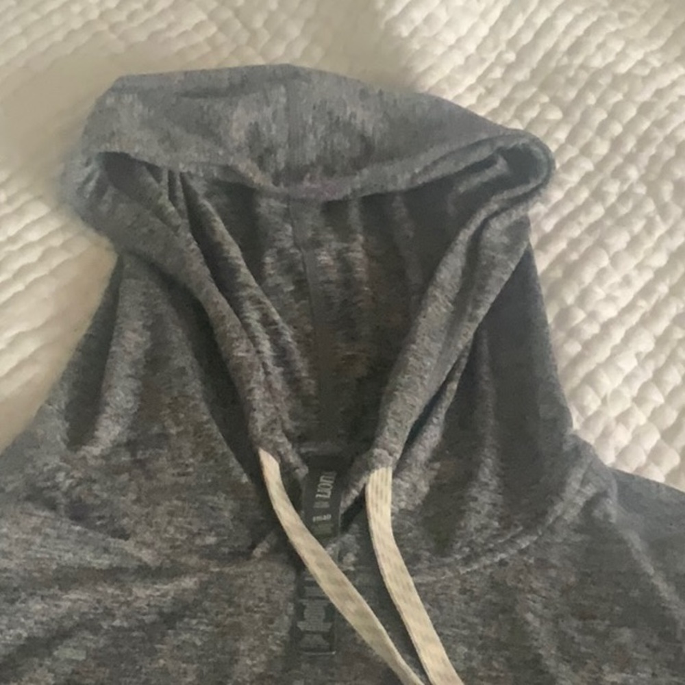 Vuori hooded lightweight pullover in heather gray.